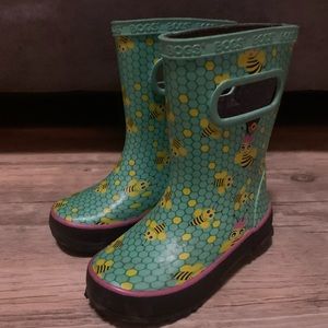 Kids size 9 Bogs